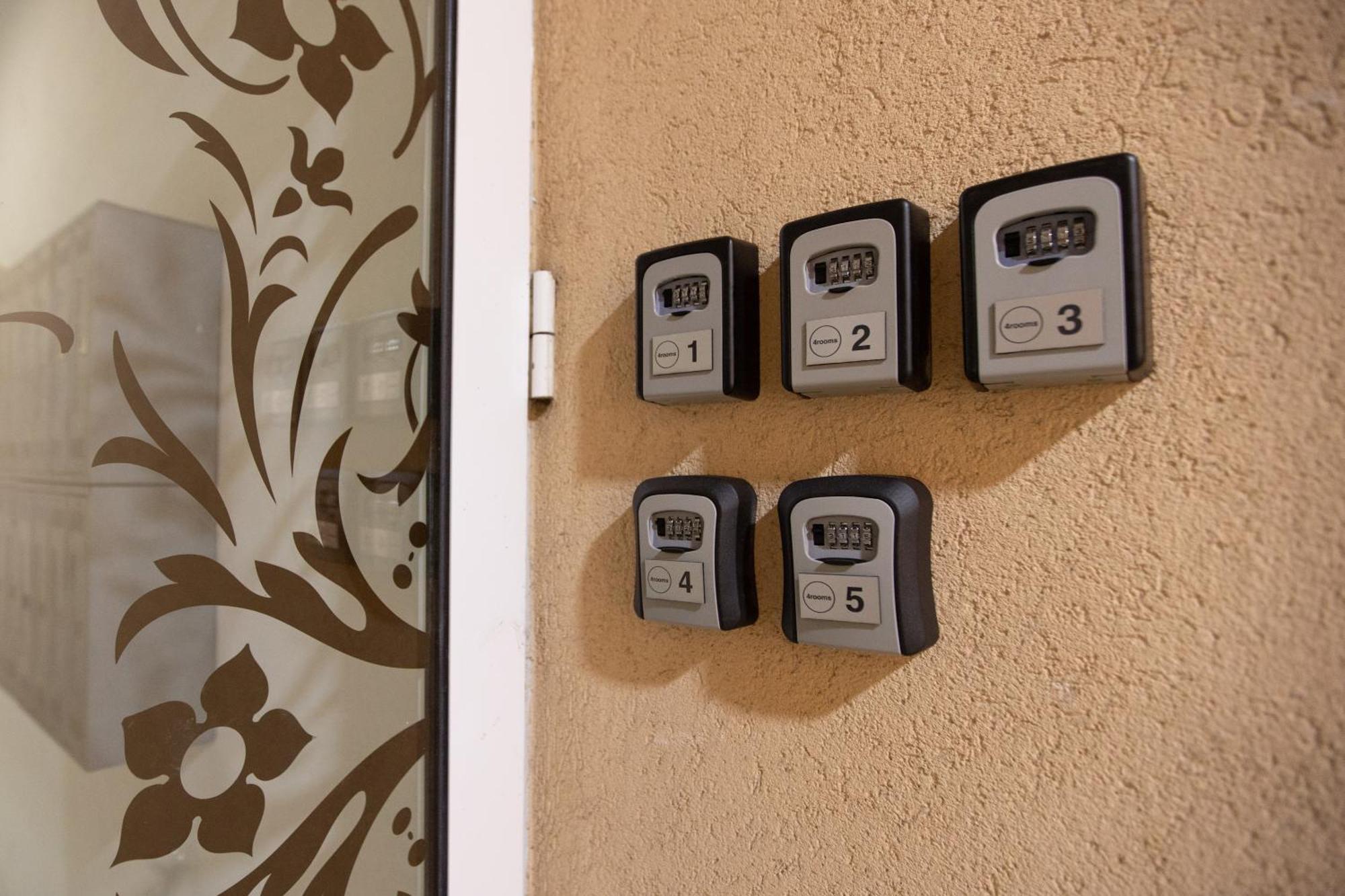4 Rooms Apartments Ni Екстериор снимка