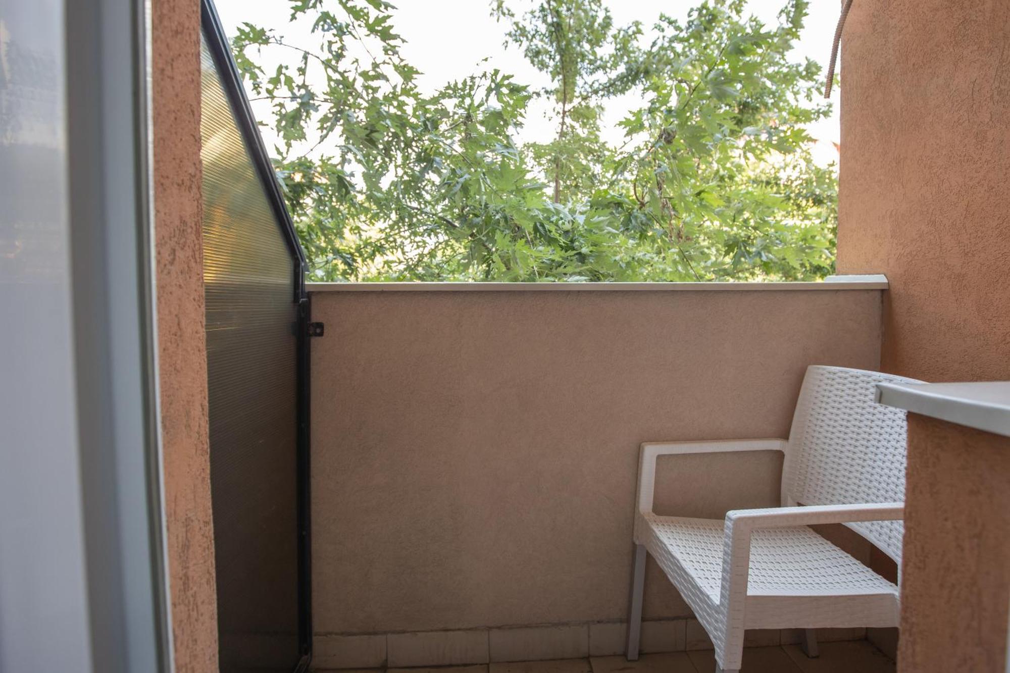 4 Rooms Apartments Ni Екстериор снимка